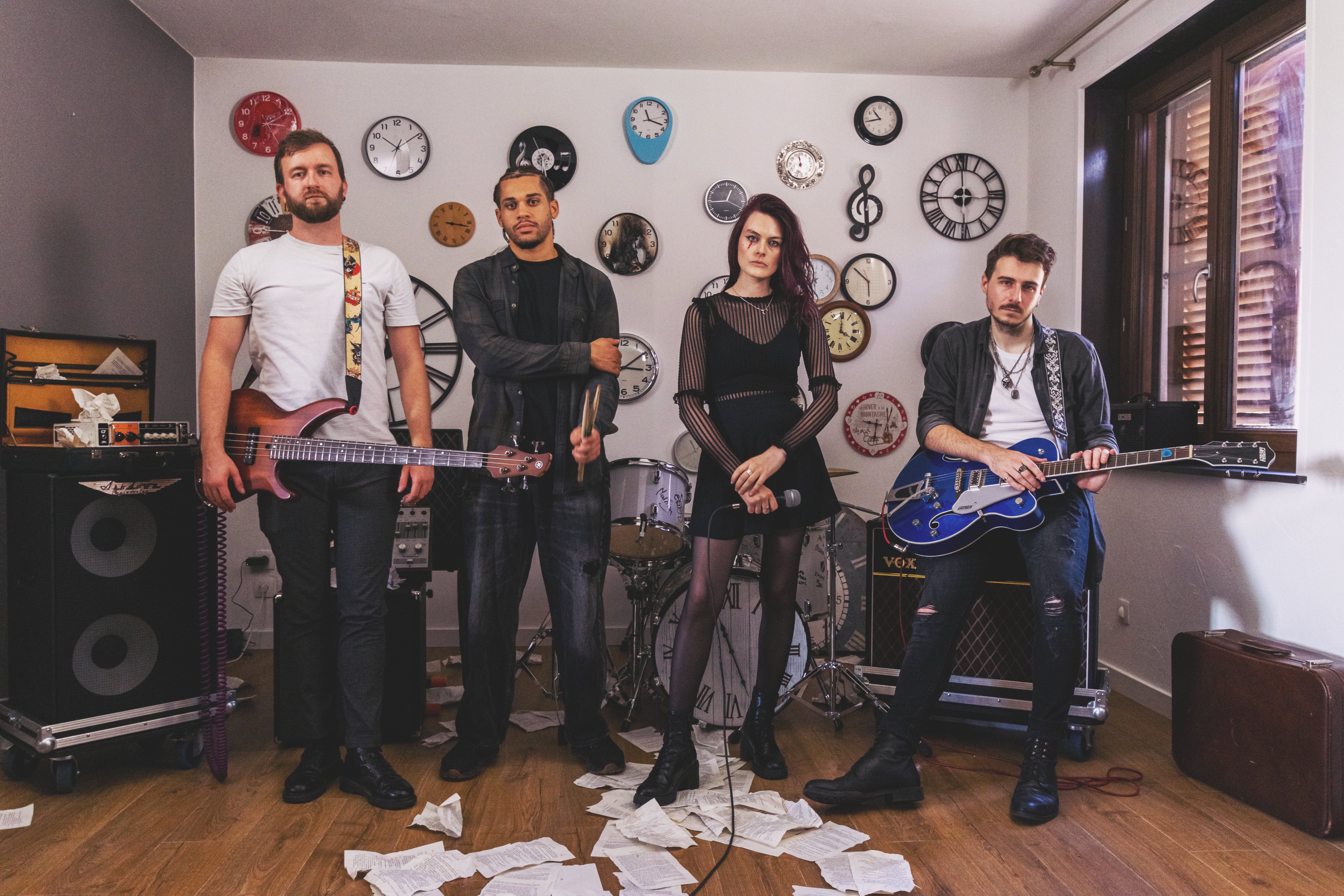 Photo de groupe debout devant le décors d'Emotionnal Machine